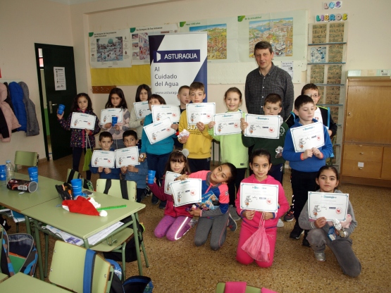 Ir a la noticia Asturagua, en colaboración con el Ayuntamiento de Tineo, imparte el programa educativo Aqualogía
